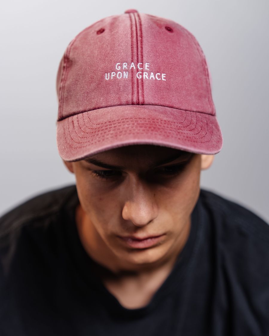 GRACE UPON GRACE | unisex šiltovka červená