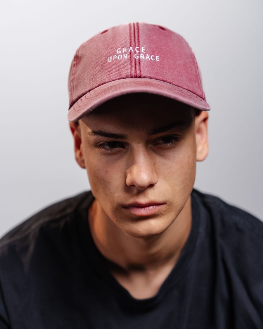 GRACE UPON GRACE | unisex šiltovka červená