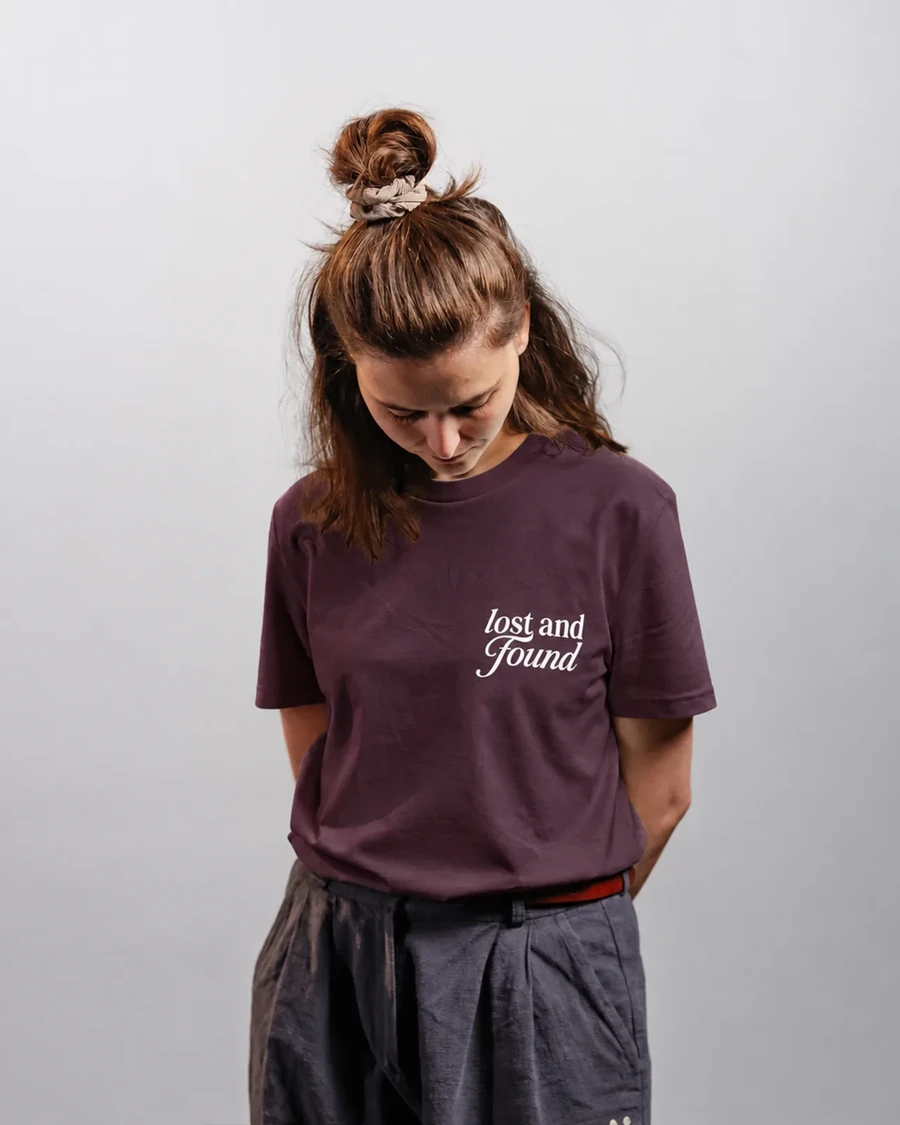 LOST AND FOUND | unisex tričko – tehlová