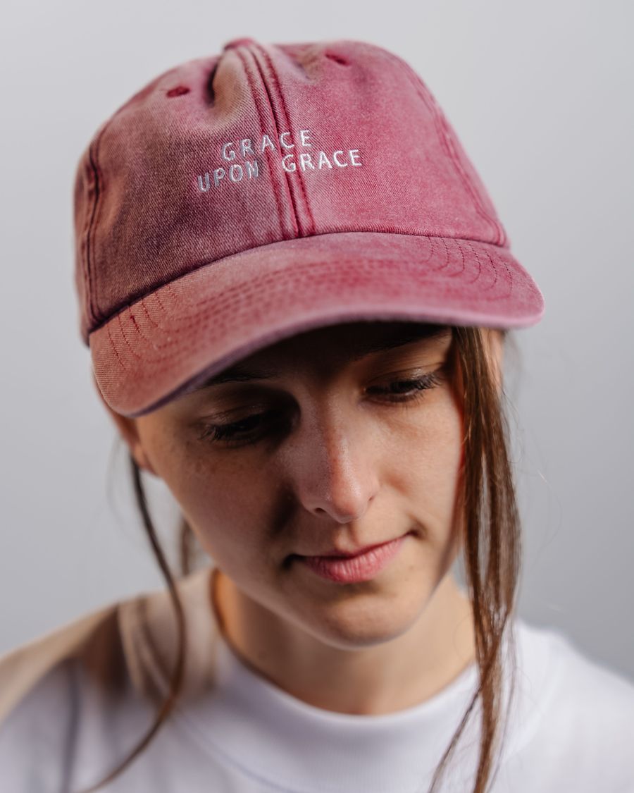 GRACE UPON GRACE | unisex šiltovka červená