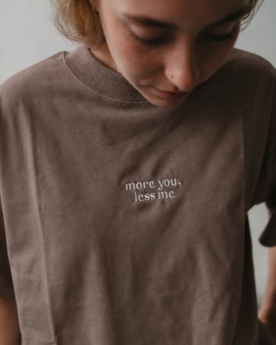 MORE YOU, LESS ME | unisex tričko – kávová