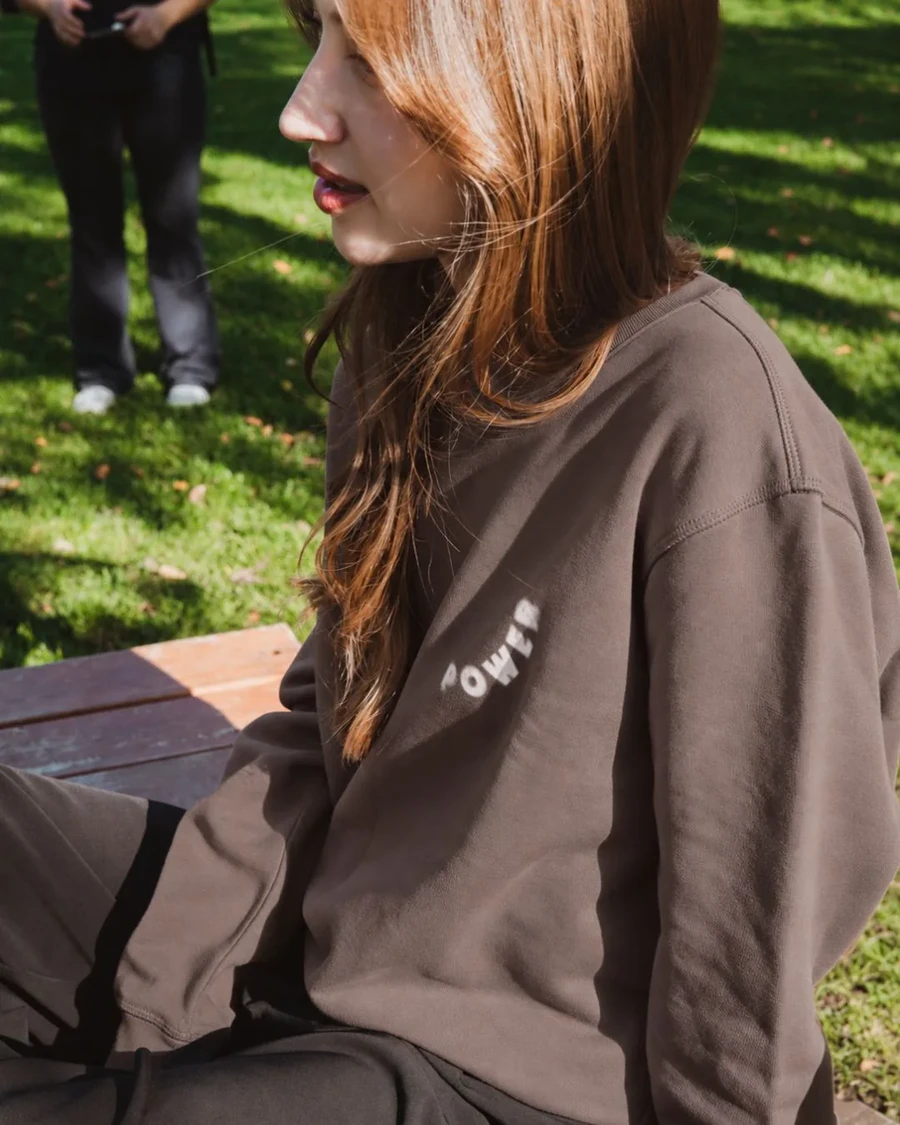 ROOTED IN GOD'S POWER - unisex mikina – kávová