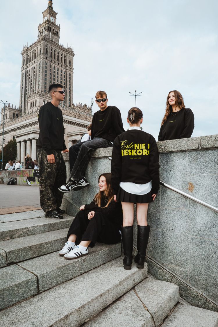 EŠTE NIE JE NESKORO | merch GODZONE TOUR 2026