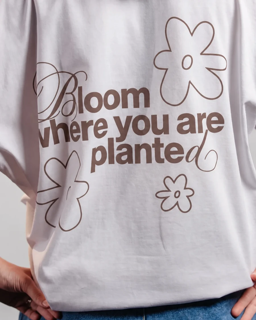 BLOOM WHERE YOU ARE PLANTED | unisex tričko – biela, hnedá potlač