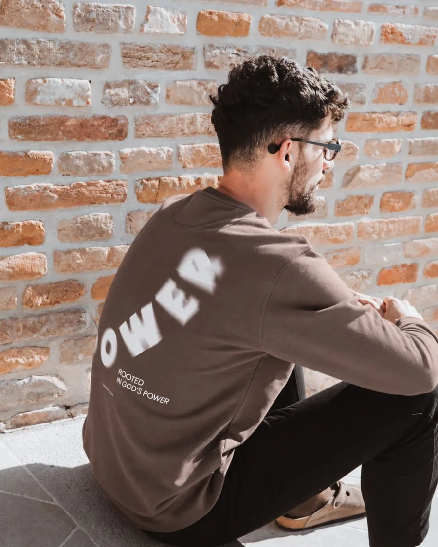 ROOTED IN GOD'S POWER - unisex mikina – kávová